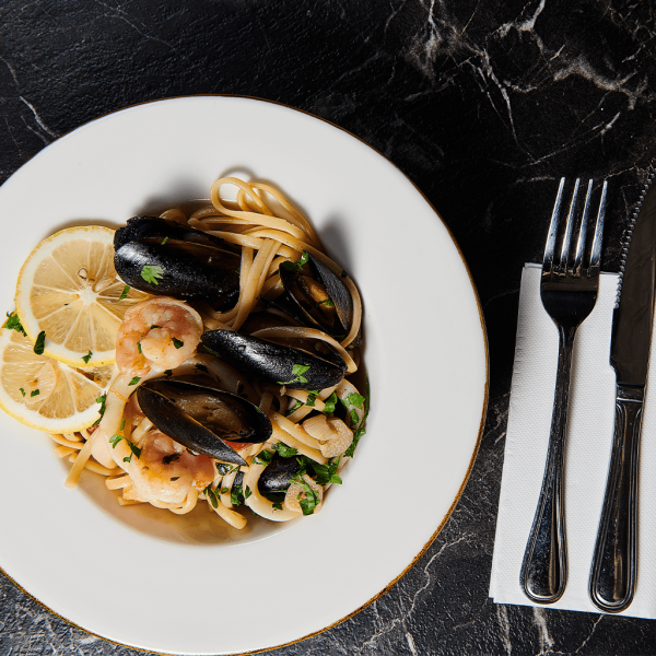 Linguini cu fructe de mare in sos de vin alb