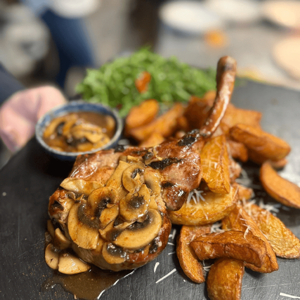 Cotlet de porc cu os Tomahawk maturat